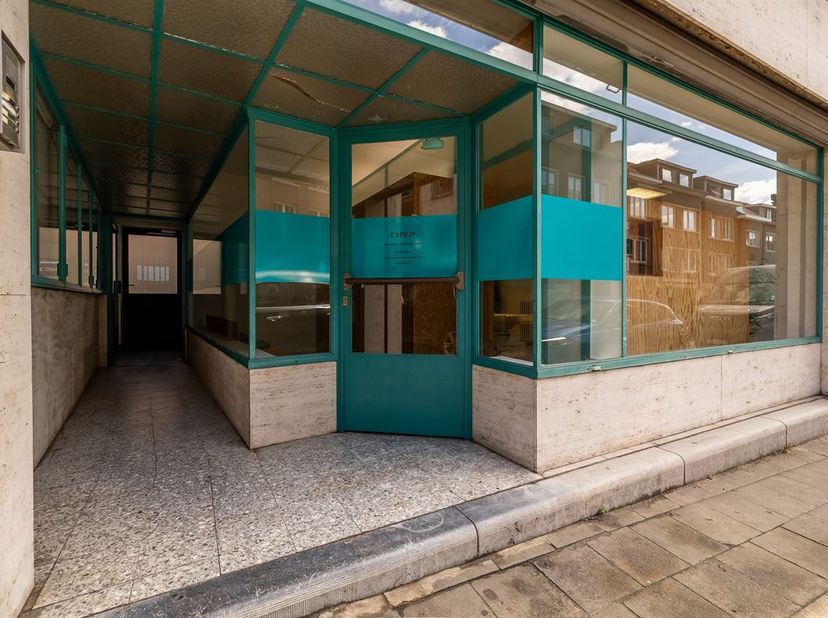 Op zoek naar een commerciële ruimte op een centrale locatie in Leuven? Dit handelsgelijkvloers aan de Naamsestraat is momenteel ingericht als praktijk