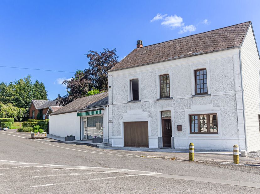 Lagence de Mariembourg vous présente, à 7km de Chimay dans le joli village de Seloignes, une maison d'habitation et de commerce offrant de multiples p