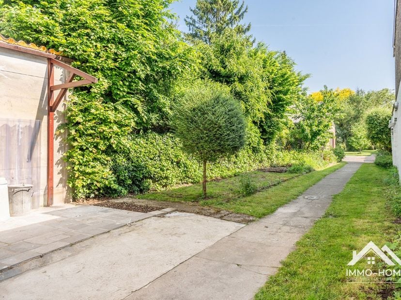 Deze bijzondere woning in bel-etagestijl vormt een mooie symbiose tussen historische achtergrond en modern wooncomfort. De statige inkomhal vertelt me