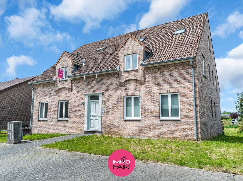 Dit appartement ligt in het rustige Hees, een geliefde deelgemeente van Bilzen-Hoeselt. Het maakt deel uit van een kleinschalige residentie uit 1996 m