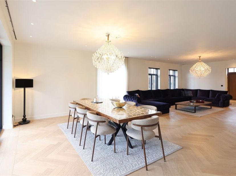 Stijlvolle riante nieuwbouwvilla (2023) met 5 slaapkamers residentieel en gunstig gelegen<br />
Omgeving:<br />
+ Rustig gelegen met een residentieel