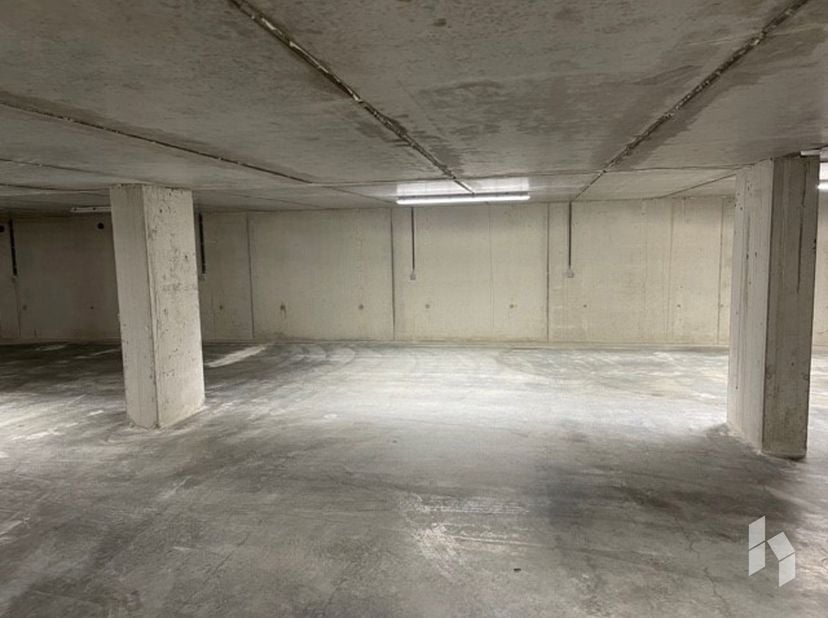 Ondergrondse autostaanplaats te huur in het centrum van Lommel.<br />
Er zijn nog enkele parkeerplaatsen beschikbaar.<br />
Huurprijs € 70/maand<br />