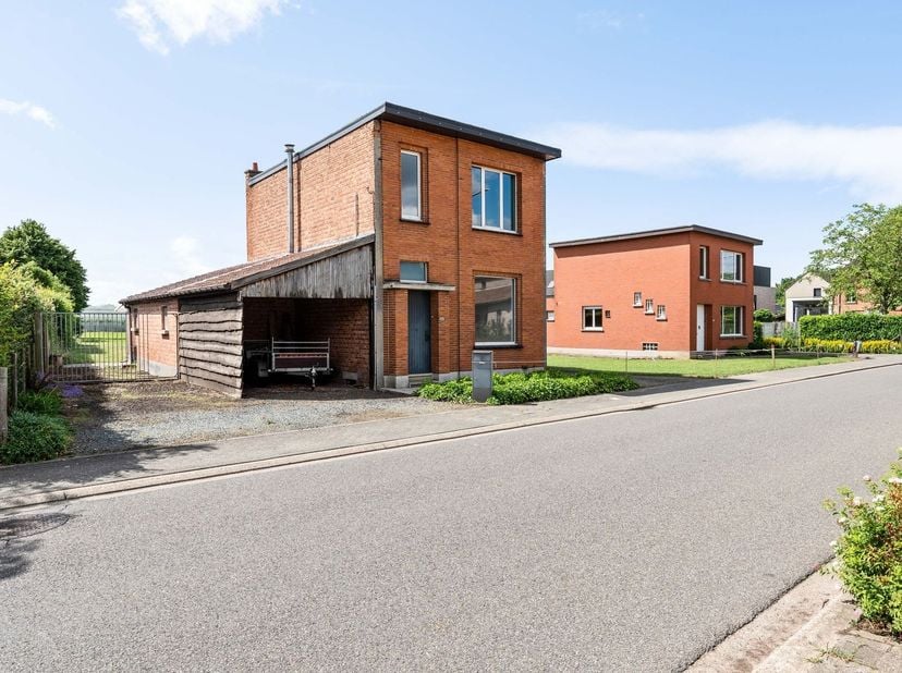 TE RENOVEREN OPEN BEBOUWING (139m²) MET DRIE SLAAPKAMERS  OP EEN  PERCEEL VAN 2.086 M² BIEDT TAL VAN MOGELIJKHEDEN OP TOPLOCATIE TE VREMDE<br />
<br