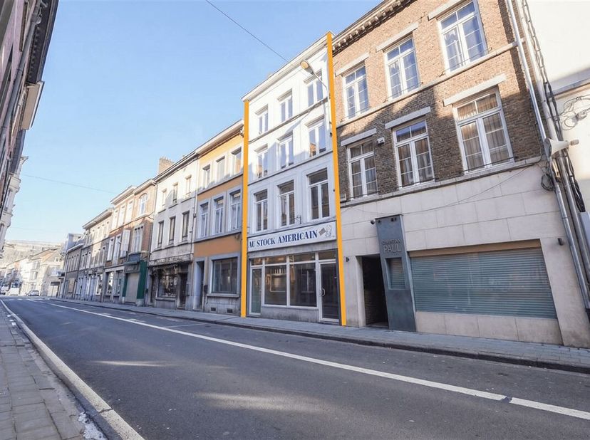 Dit te renoveren gebouw in het hart van Dinant, op slechts enkele meters van de Maas, biedt een zeldzaam potentieel voor een gemengde commerciële en r
