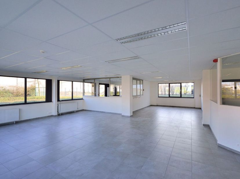 - Units A 10.153m² + B 6.561m²<br />
- Totaal magazijnen 16.714m²<br />
- Kantoor 533m²<br />
Kenmerken magazijn : <br />
- Hoogte 8,04m<br />
- Buite