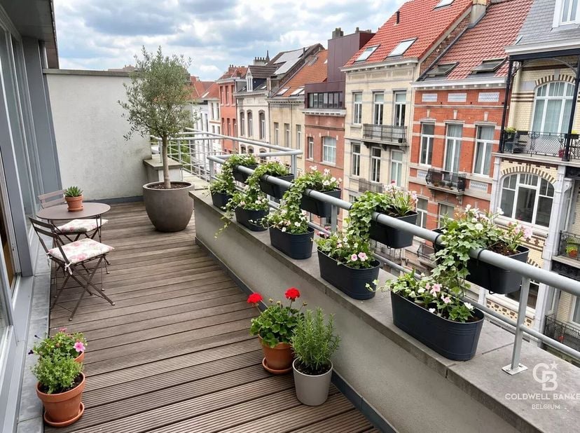 Mooi ONBEMEUBELD appartement van ca. 94 m², gelegen op de 3e en bovenste verdieping, bestaande uit een ruime woon-/eetkamer, een open, volledig ingeri