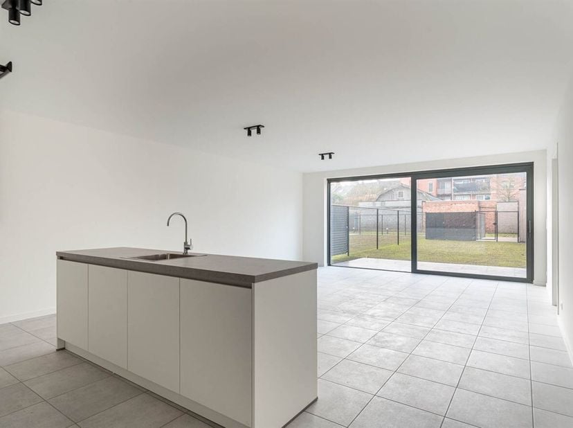 Welkom in Residentie Mosa, een kwalitatieve residentie op een bijzonder gegeerde locatie in Hasselt. Vlak bij het bruisende stadscentrum, met een vlot