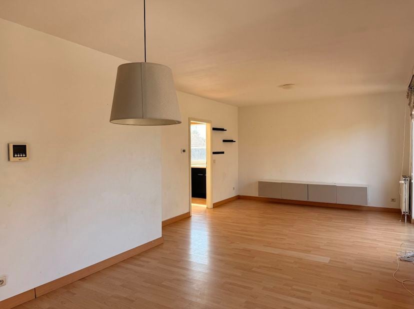 Duplex appartement in Houthalen-Helchteren<br />
Dit lichtrijke duplex appartement is gelegen in Houthalen-Helchteren met winkels op wandelafstand. <b