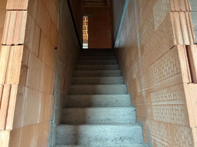 Deze casco woning is gelegen pal in het landelijke Desteldonk en is vlot bereikbaar. De woning wordt casco aangeboden, maar kan ook volledig afgewerkt