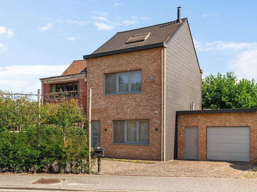 Op een uitstekende locatie in Mechelen bevindt zich deze verder af te werken woning met drie slaapkamers, gelegen op een prachtig perceel van maar lie