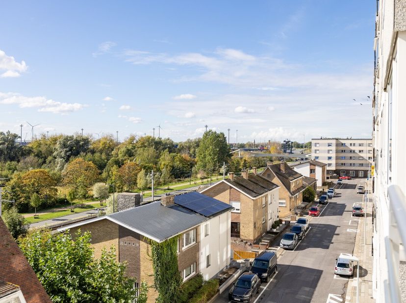Knokke-Heist: Charmant en instapklaar 1-slaapkamerappartement te koop met open zicht op het groen en de iconische vuurtoren van Heist. Op zoek naar ee