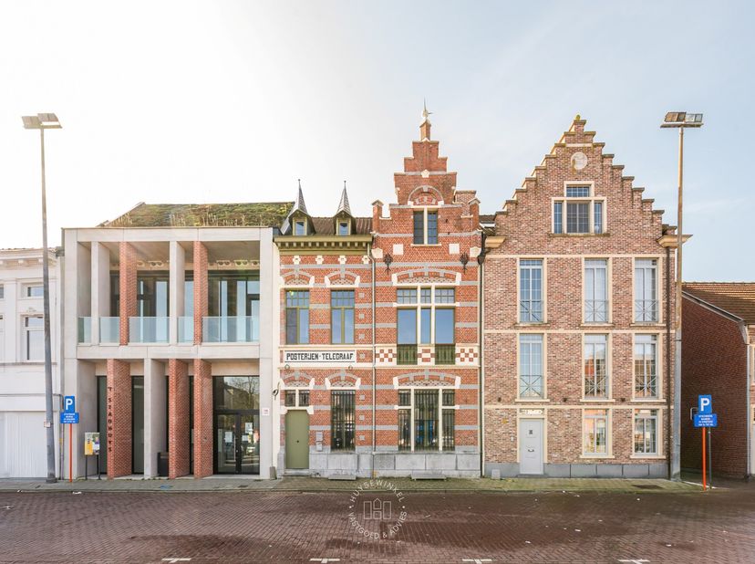 Op het marktplein van Rupelmonde, vlak bij de Schelde, de polders en tal van wandel- en fietsroutes, vinden we deze uitzonderlijke opbrengsteigendom t