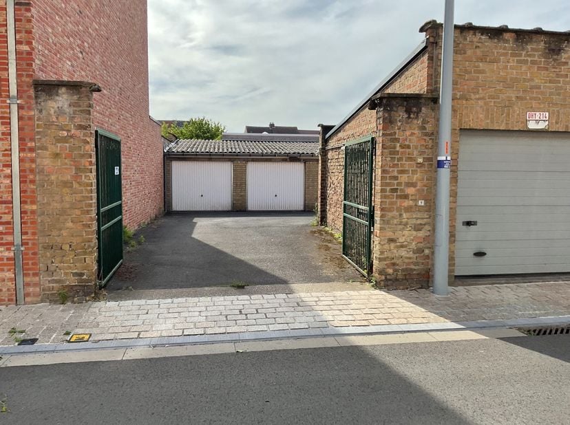 Bent u op zoek naar een veilige en veelzijdige ruimte voor uw wagenpark, opslag of professionele activiteiten? Dan is deze uitzonderlijke combinatie v