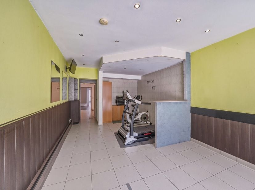 Centraal gelegen in het hart van Oudenburg vindt u dit veelzijdige handelspand met woonst op een perceel van 170 m². Dankzij de combinatie van commerc