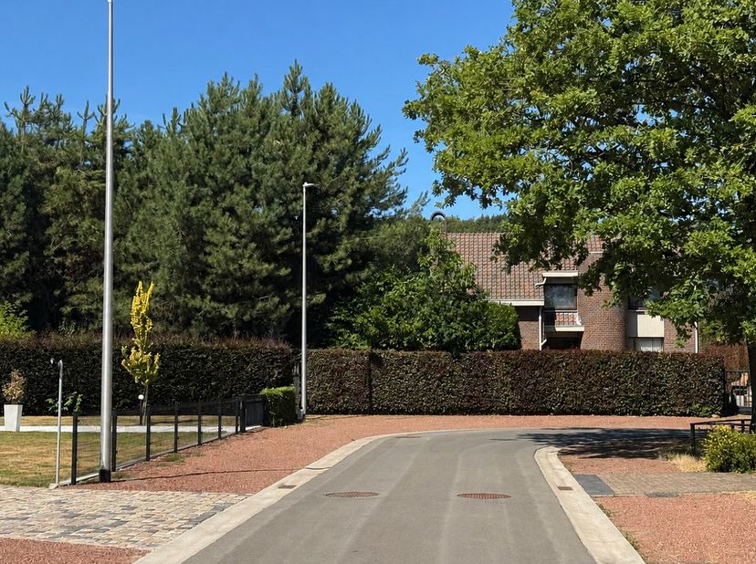 Royale gezinswoning met 4 slaapkamers op toplocatie, inclusief naastliggend perceel grond.<br />
<br />
In een rustige, bosrijke woonomgeving, op wand