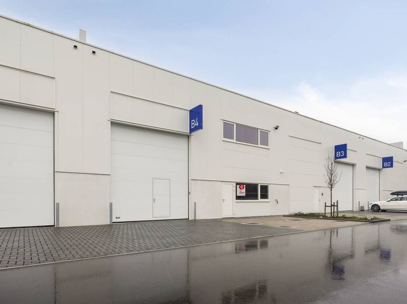 Deze KMO-unit (B4) te koop biedt 216 m² aan flexibele ruimte en beschikt over twee privé parkeerplaatsen. Deze unit maakt deel uit van het moderne pro