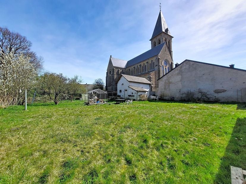 W Immobilière vous propose, au coeur du village d'Etalle, dans un quartier très calme, un terrain en zone d'habitat à caractère rural dune superficie