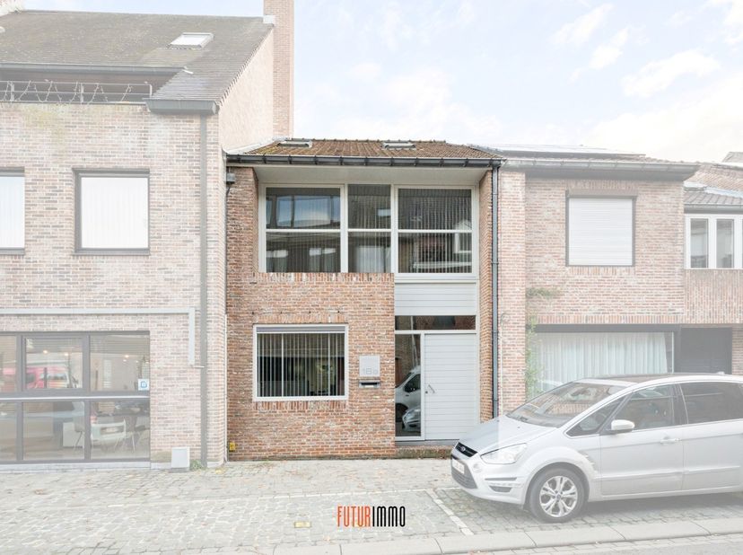 Tijdloze eigendom, tot heden ingericht als kantoorruimte maar perfect terug om te vormen tot een heel gezellige woonst met patio of gelijkvloers kanto