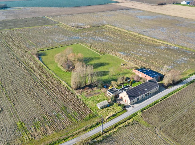 Deze landelijk gelegen eigendom heeft een oppervlakte van 6474 m² en bestaat uit: inkomhal - living - keuken - berging - wasplaats - toilet - badkamer