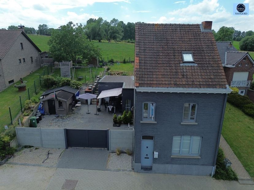 TRÈS JOLIE MAISON DE 3 PIÈCES AVEC JARDIN<br />
Prix demandé : 299 000 euros<br />
Jolie maison de 3 pièces, avec jardin et grande terrasse équipée d'