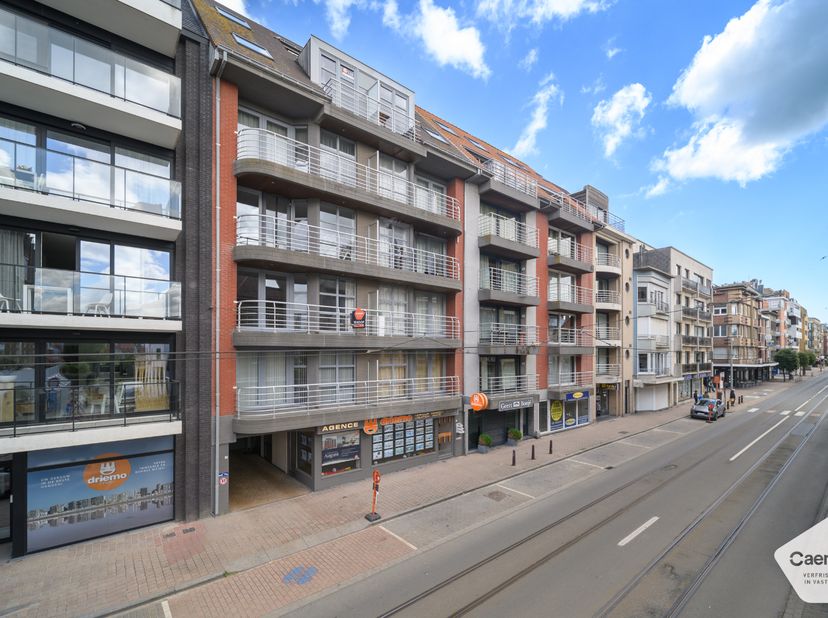 In een recent gebouw in het centrum van De Panne, op slechts 50 meter van het strand en vlak bij het openbaar vervoer, vindt u dit lichtrijke en energ