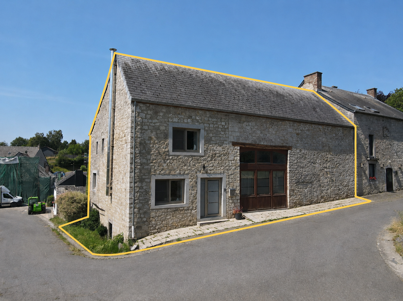 Venez découvrir cette charmante maison type fermette entièrement rénovée, offrant un énorme potentiel d'aménagement, située dans le village calme  d'E