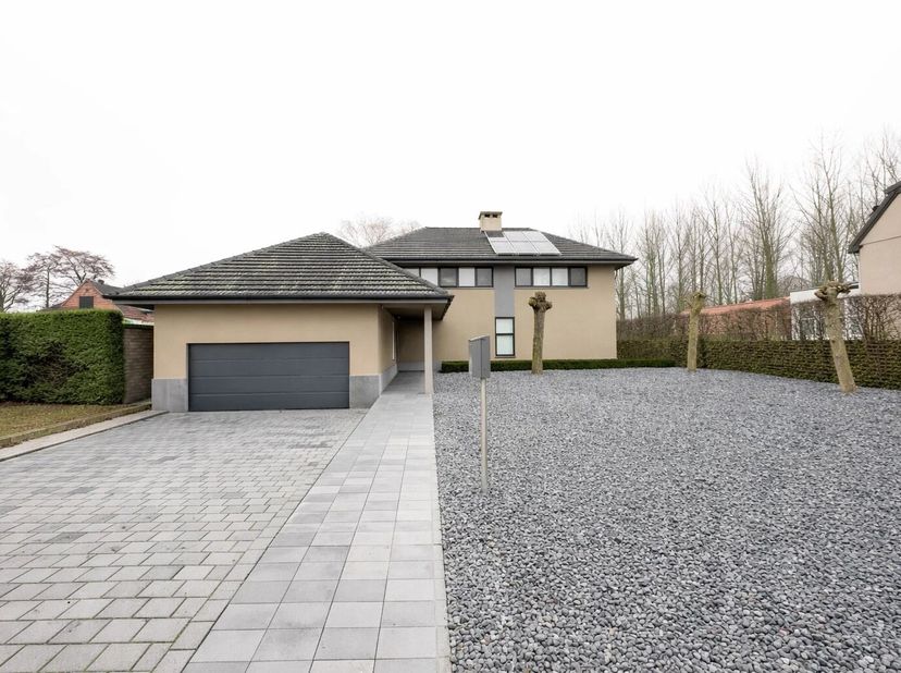 De prijs bedraagt een STARTPRIJS.<br />
Deze energiezuinige VILLA (met mogelijkheid tot praktijkruimte | BJ 2001-2002) is gelegen in het pittoreske Aa