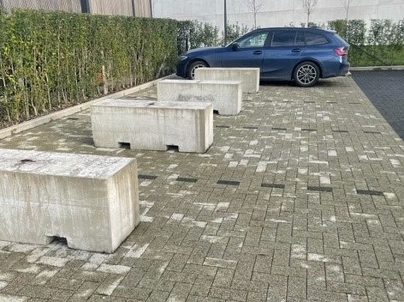 Bovengrondse staanplaatsen te koop op wandelafstand van het dorp.<br />
<br />
Afmetingen: 2,50m X 5,00m<br />
Verkoop onder btw-stelsel.<br />
<br />