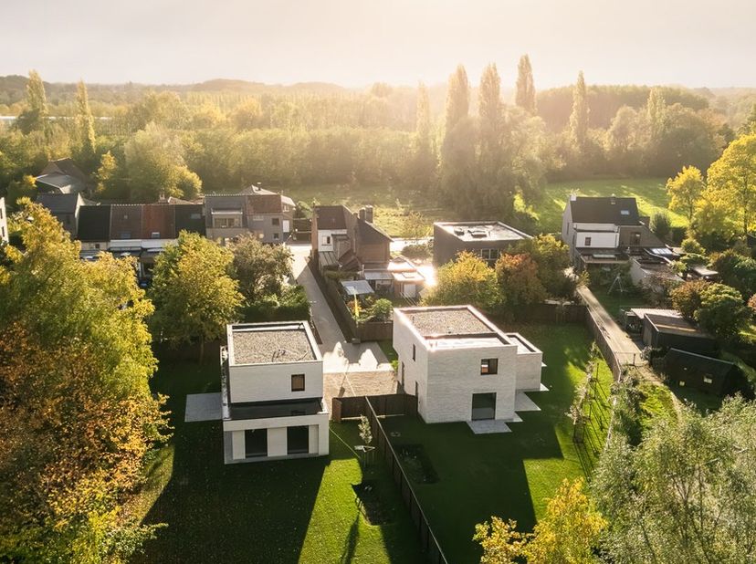 <br />
	Hoogwaardig afgewerkte&amp;nbsp;villa<br />
	Ruim perceel<br />
	Groene omgeving<br />
	Private oprijlaan<br />
	Goede mobiliteit<br />
	3 slaapka