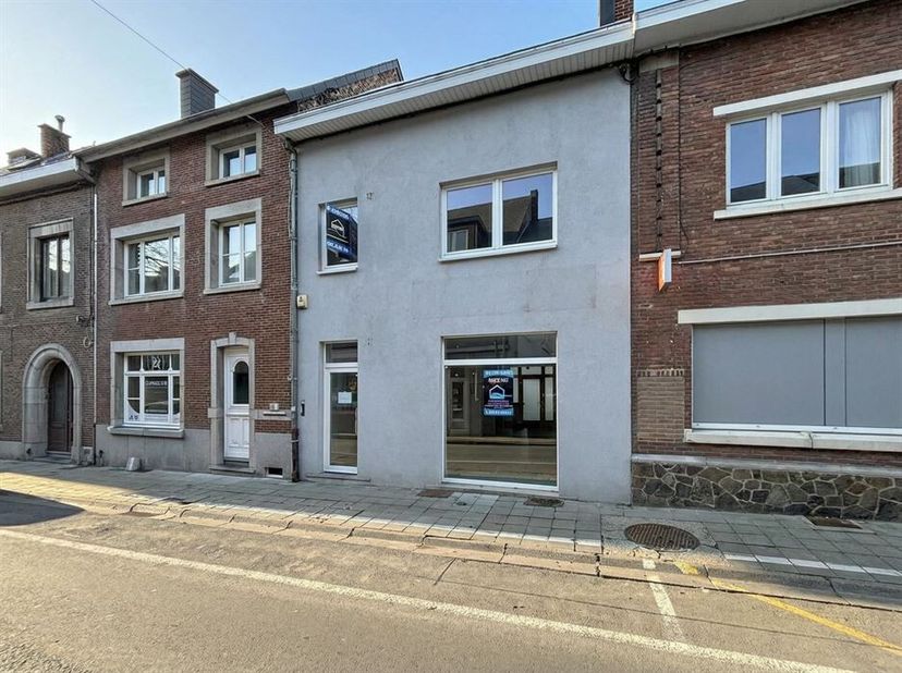 Superbe surface professionelle située à Philippeville !!!<br />
Le bien est composé comme suit : superficie commerciale, buanderie, wc, 3 pièces à l'é