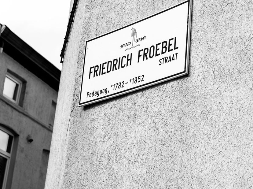 Située à un excellent angle de rue à Ledeberg (Gand), cette maison familiale très bien entretenue offre une luminosité naturelle exceptionnelle et une