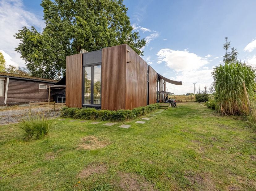 Verplaatsbare vakantiewoning op wielen in duurzame staalconstructie van Thijs Housing. Compleet uitgerust met woonkamer, keuken, badkamer, slaapkamer