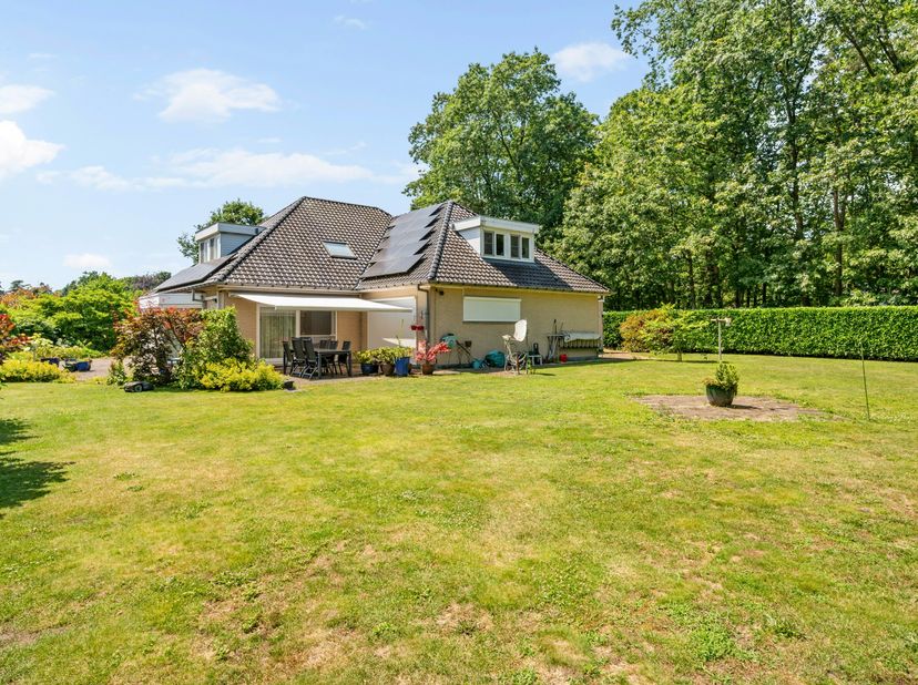 Deze instapklare goed onderhouden woning is gelegen in een groene residentiële wijk op een perceel van +/- 1.643m². <br />
De woning dateert van 2006