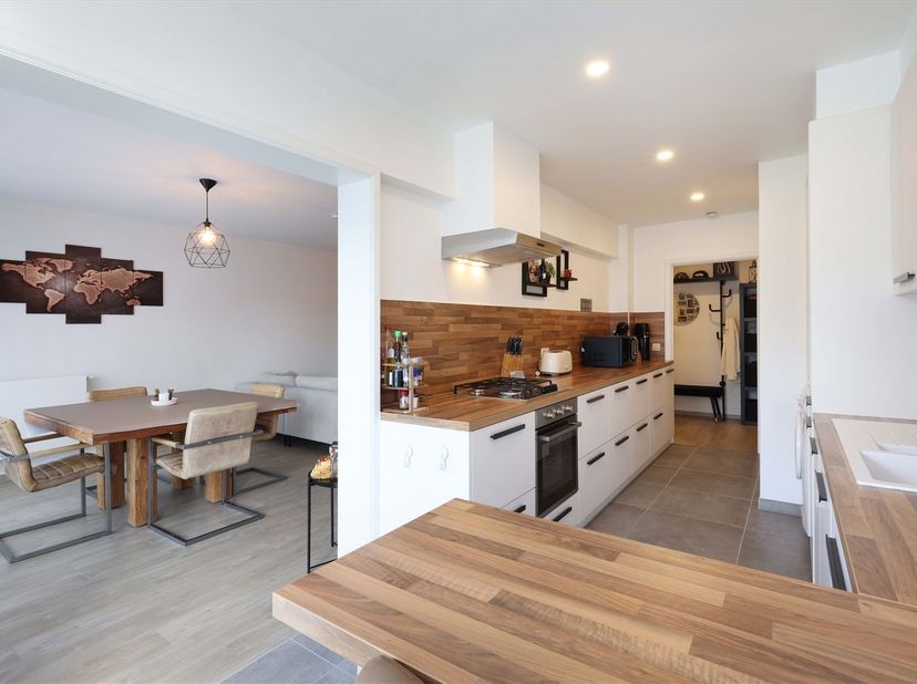 Knap gerenoveerd appartement met 2 slaapkamers, zonnig terras én autostaanplaats op gunstige locatie<br />
<br />
Omgeving:<br />
+ Gelegen op een