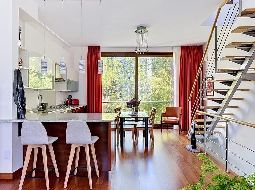 Située dans le quartier paisible dOpale/Plasky, au sein dune rue particulièrement calme, découvrez cette maison récente entièrement meublée dune super