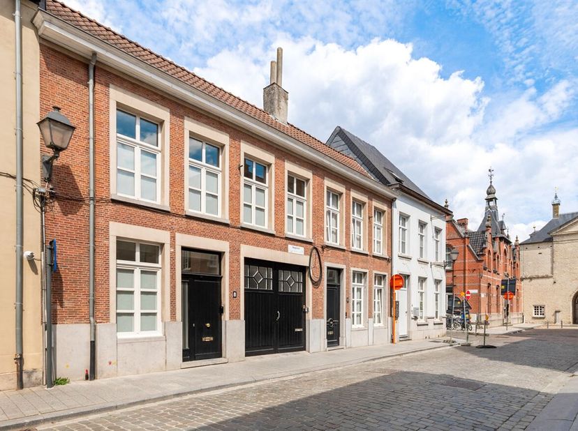 Magnifique maison rénovée comprenant 2 chambres et une terrasse, au coeur de Lier !<br />
Situation<br />
Cette maison magnifiquement rénovée est situ