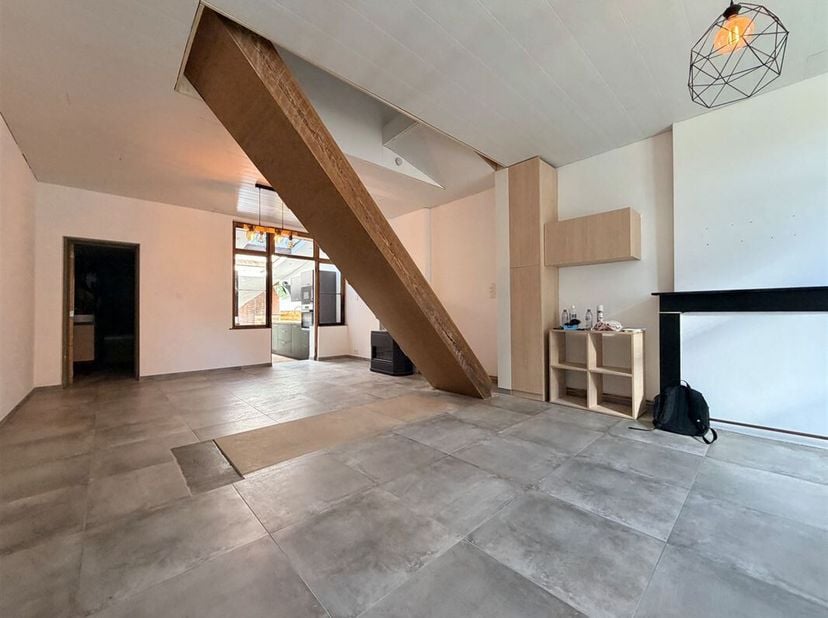Mooie, gerenoveerde rijwoning, gelegen in een doodlopende straat in Warchin, op 100 m van de Ravel en op 2 minuten van de Bastions.<br />
Deze woning