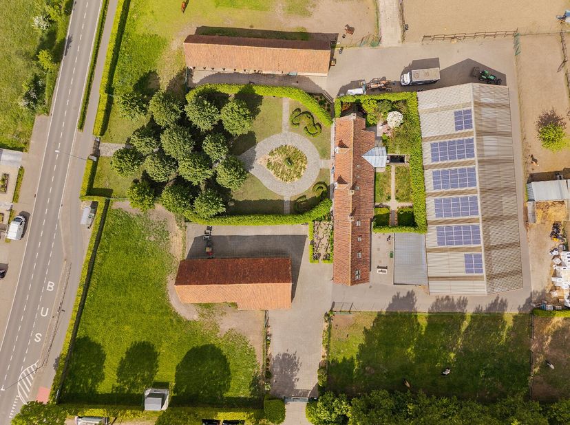 Uitzonderlijke hoeve met binnenpiste en paardenstallen op 1,88 hectare<br />
Deze prachtige hoeve beschikt over elementen die teruggaan tot de jaren 1