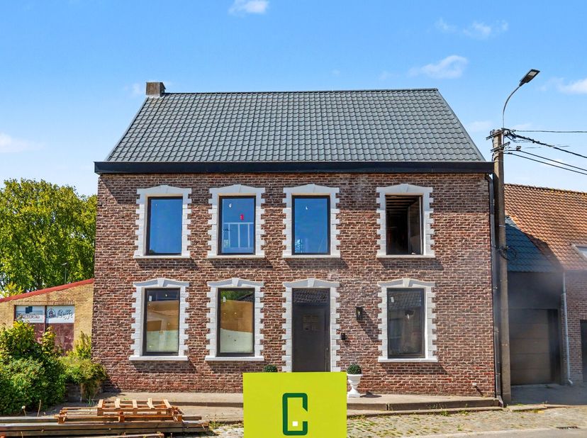 Ontdek deze uitzonderlijke volledig TOP gerenoveerde notariswoning gelegen op een rustige en aantrekkelijke locatie tussen de 2 vaarten schipdonkkanaa