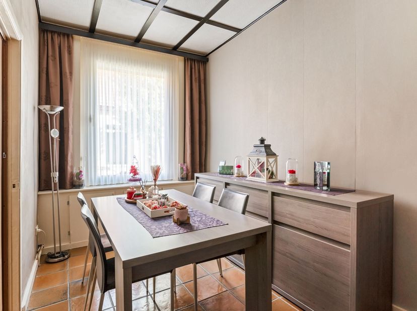 Maison à rénover avec 3 chambres à coucher dans 't Looks !<br />
<br />
Cette maison à rénover, construite vers 1918, est située au centre d'un quar