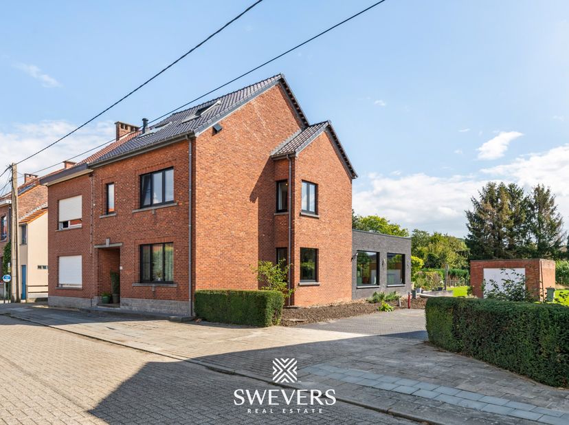 Voor meer info en foto’s, surf naar www.swevers.be – Welkom in deze instapklare bebouwing aan de Langekant 12 in Holsbeek. Deze volledig gerenoveerde