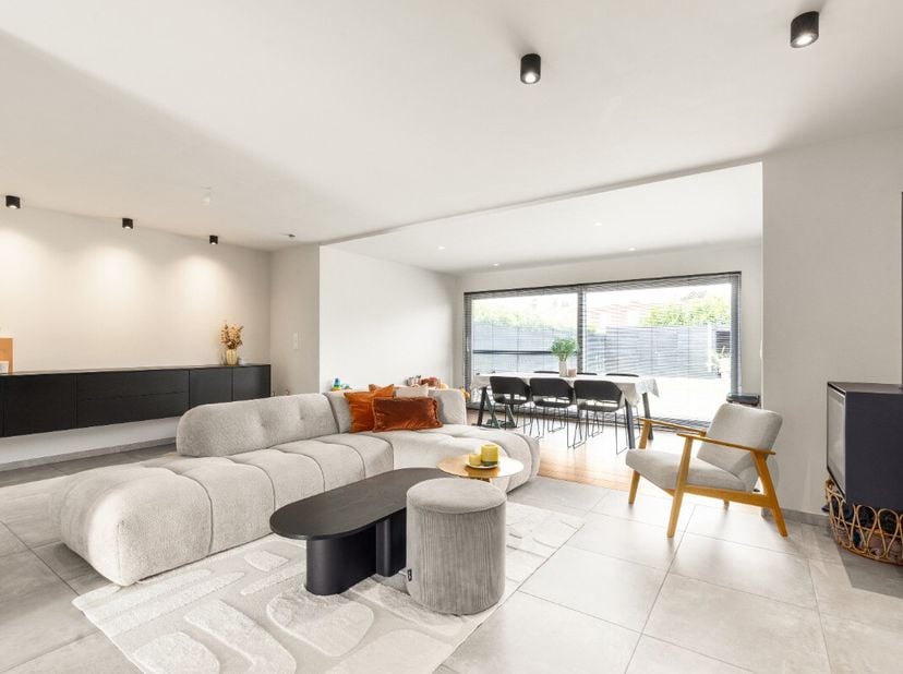 Instapklare en lichtrijke woning met drie slaapkamers te koop in DeerlijkDeze moderne halfopen woning uit 2017 is volledig instapklaar en werd afgewer
