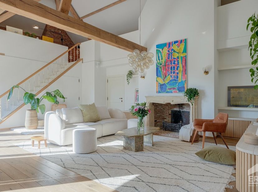 Unieke ligging in een prachtige bosrijke omgeving Deze villa werd opgetrokken met hoogwaardige luxematerialen en biedt een uitzonderlijk hoog niveau v