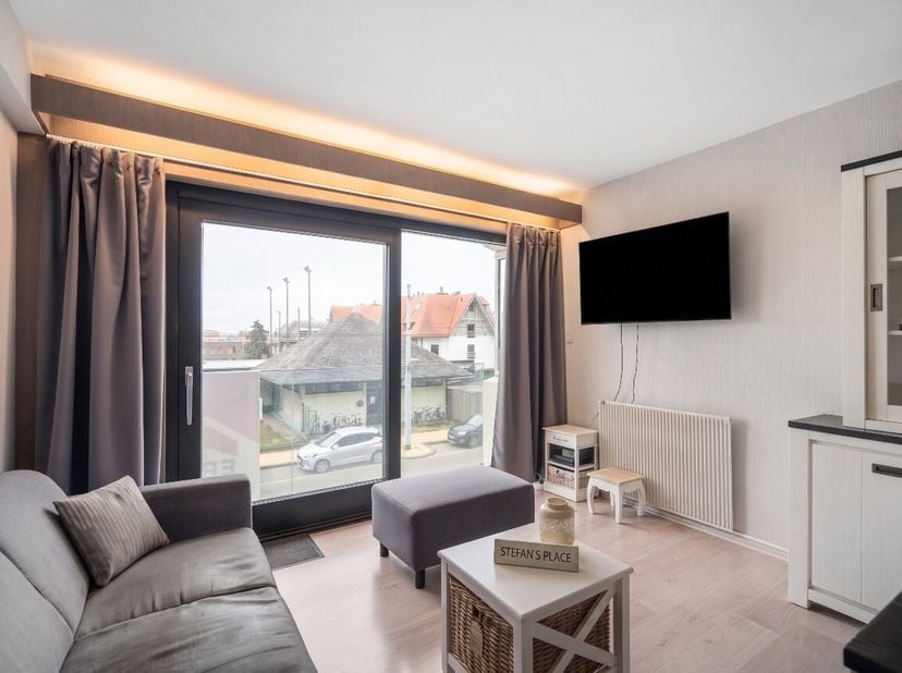 À vendre : appartement chaleureux au cur de Middelkerke, à quelques pas de la mer, des dunes et des transports en commun. Construit en 1973, cet appar