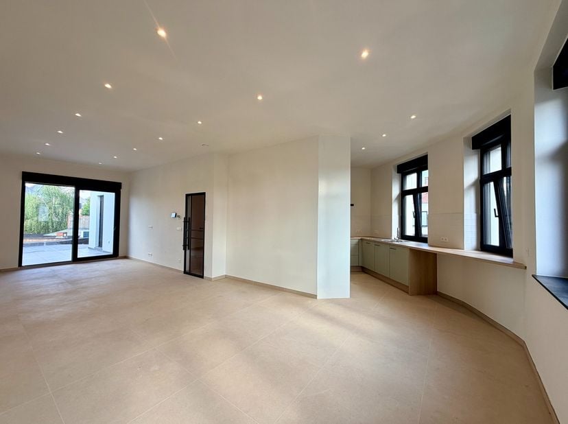 Gelegen aan de Kasteelstraat in Tielt, bevindt zich dit aantrekkelijke appartement dat perfect is voor wie op zoek is naar een comfortabele thuis met