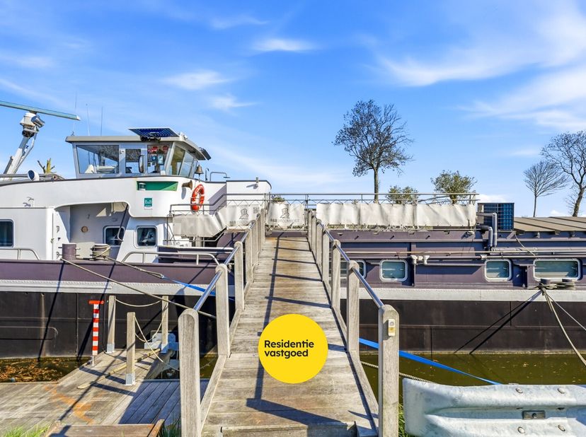 De Droomboot is een uitzonderlijke woonboot (57 m lengte | ± 430 m² bewoonbaar) met vergunde vaste ligplaats in het pittoreske Plassendale (Oudenburg)