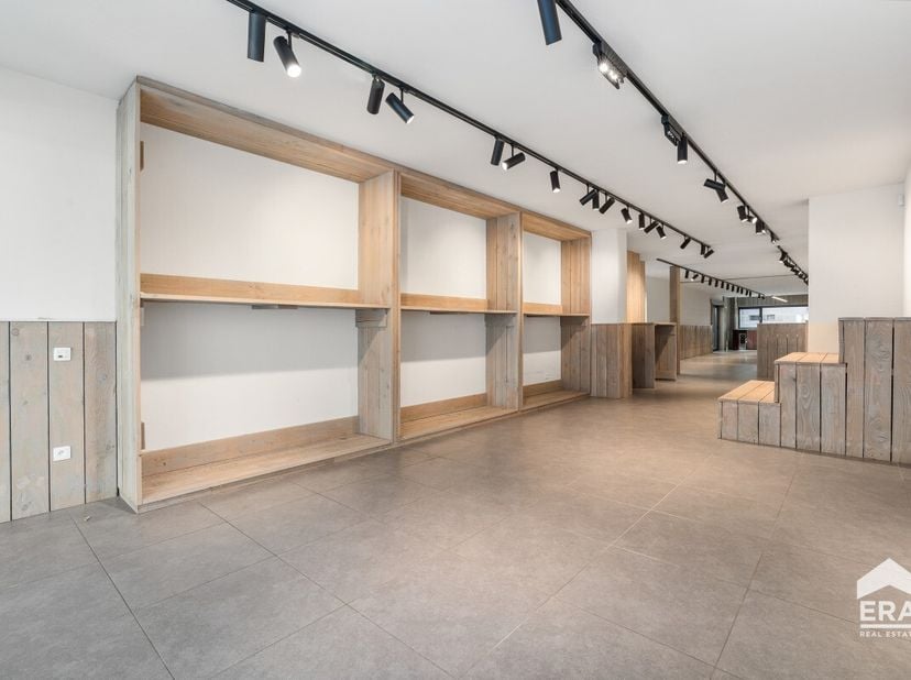 Uniek handelspand met woonst in het hart van Waarschoot Op een toplocatie in het centrum van Waarschoot vindt u dit veelzijdige halfopen handelspand m