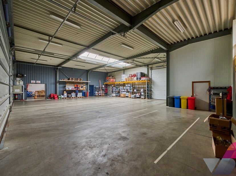 Multifunctioneel gebouw van +/- 1280m² op een uitstekende zichtlocatie. De ligging vlakbij de toegangsweg tot het industrieterrein van Opglabbeek en V