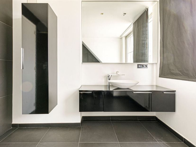 Luxueus, modern penthouse met 2 slaapkamers en uniek terras in hartje Geel<br />
Ligging: Centraal gelegen in de Gasthuisstraat, op wandelafstand van