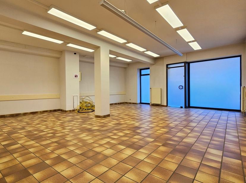 JAMBES, à deux pas des Institutions Wallonnes et de la Passerelle vers le centre de Namur, le Parlement et le parking du Grognon, superbe espace de BU